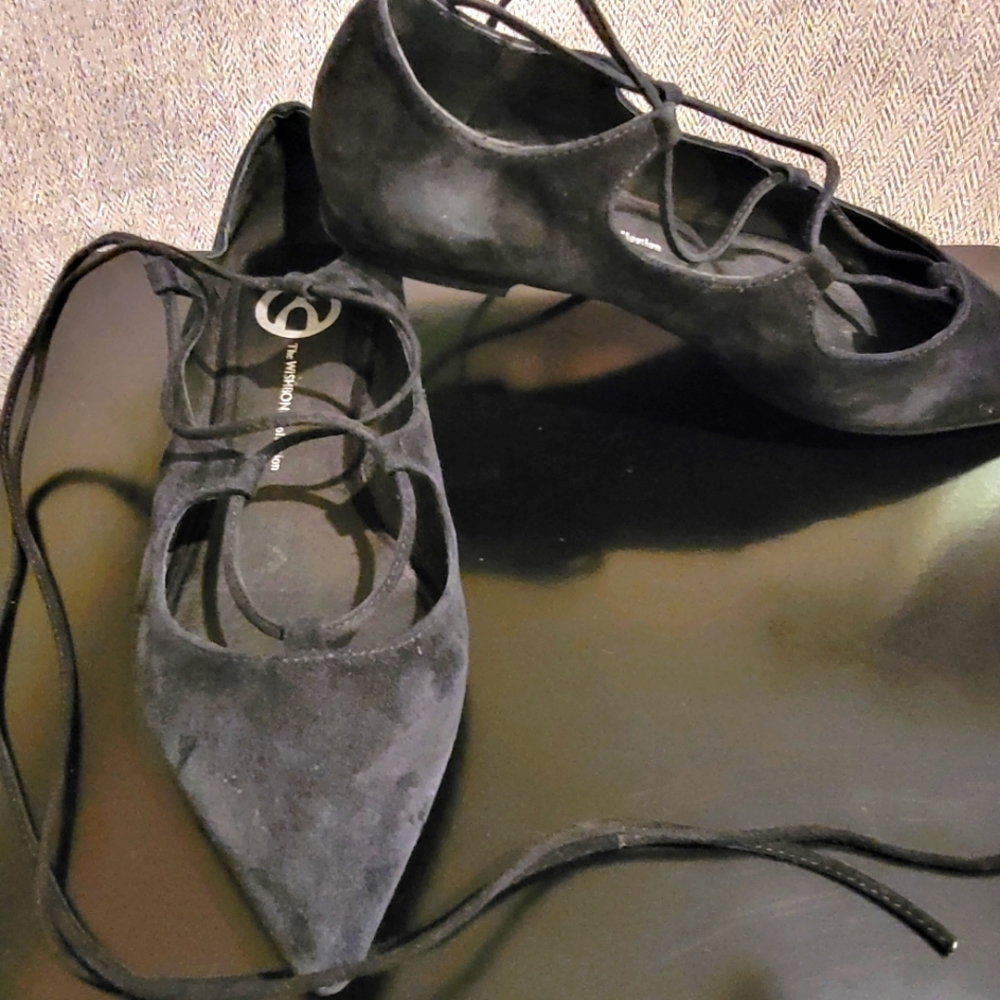 Flat strappy suede shoes